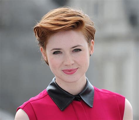 15 gorgeous photos of Karen Gillan, star of Jumanji。